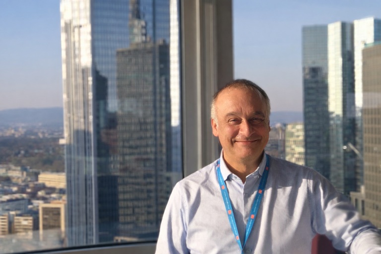 Thilo Stratemann, im Hintergrund die Skyline von Frankfurt am Main